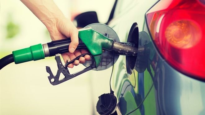 Imagen cliente repostando combustible 941315871 253993 660x371