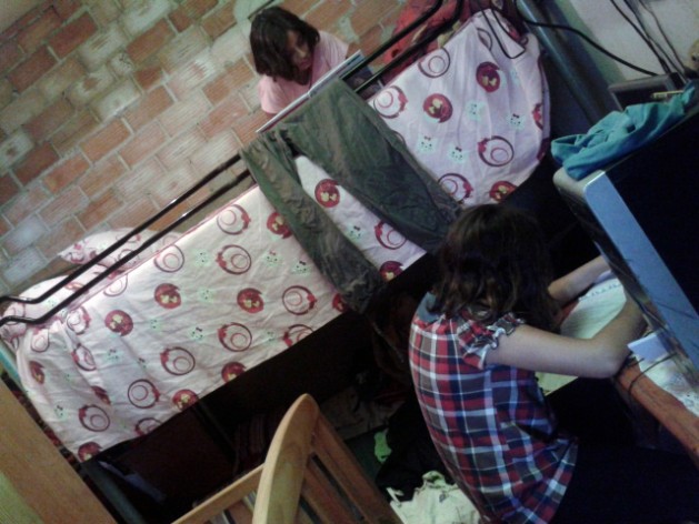 foto-Encarni-y-su-prima-en-la-habitación-de-su-casa-629x472