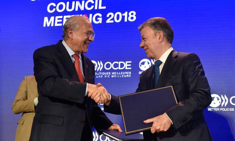 CeremoniaColombiaIngresoOCDE 1800